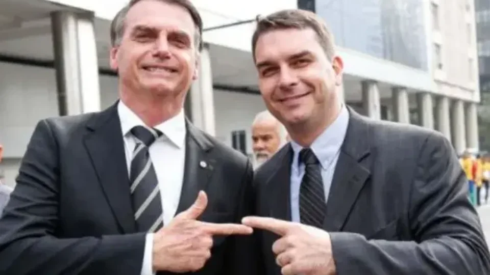 Flávio Bolsonaro repete o pai e leva informações falsas sobre urnas a embaixadores