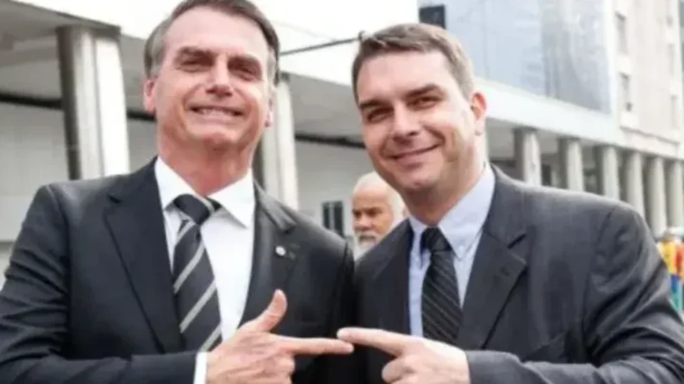 Bolsonaro prioriza maioria pró-impeachment do STF no Senado enquanto Flávio evita expor embate