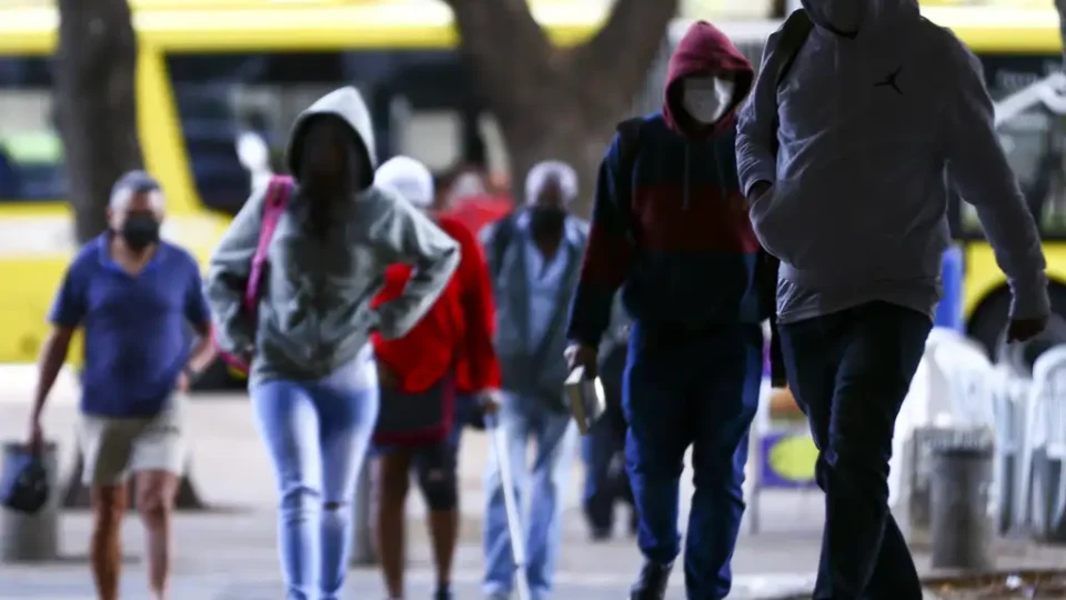 Previsão do Tempo: Frente fria e chuvas intensas marcam o tempo em parte do país
