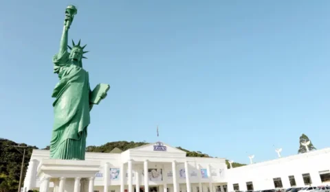 Sensacionalista: Bolsonarista incendeia estátua da Havan após Trump dizer que gosta de Lula