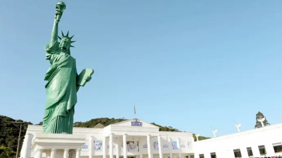 Sensacionalista: Bolsonarista incendeia estátua da Havan após Trump dizer que gosta de Lula