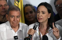 Corina Machado se ajoelha diante de Trump e viralatismo ganha novo capítulo