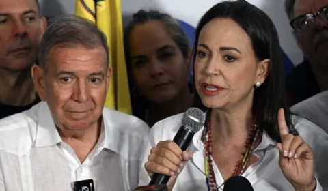 Corina Machado se ajoelha diante de Trump e viralatismo ganha novo capítulo