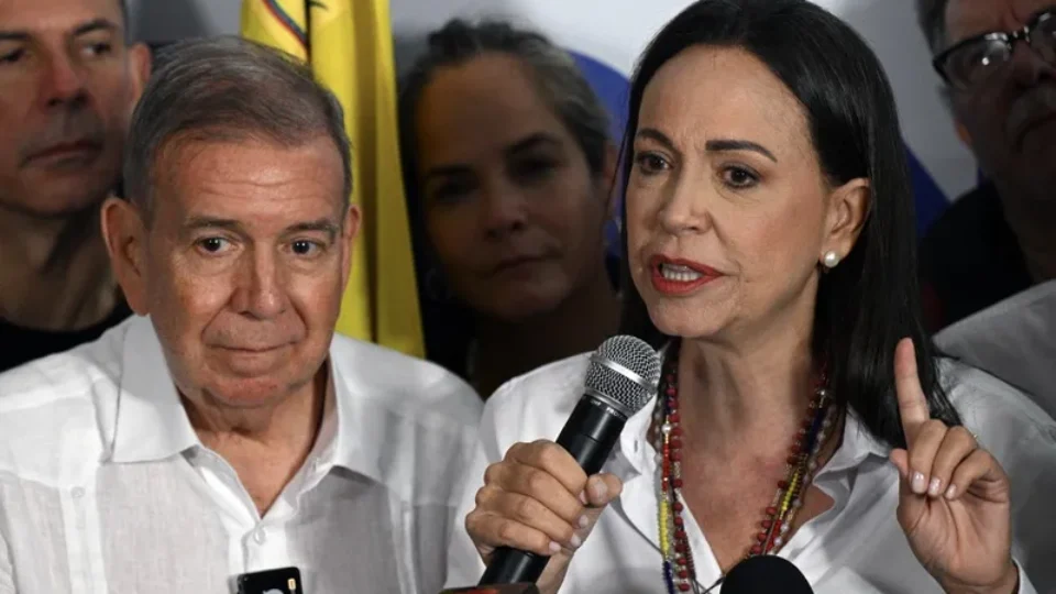 Corina Machado se ajoelha diante de Trump e viralatismo ganha novo capítulo