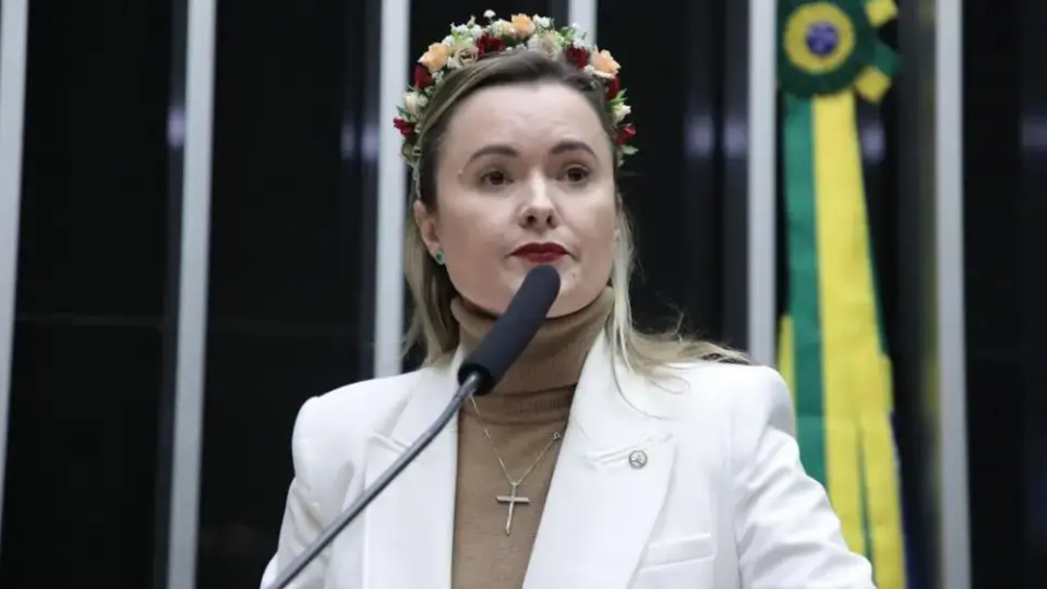 Após matéria do ICL, Júlia Zanatta é denunciada à PGR por mandar emenda a clube de tiro