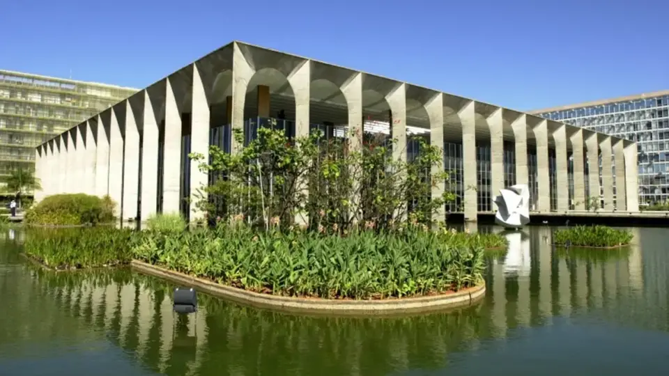 Itamaraty abre concurso para diplomatas com 50 vagas e salário inicial de R$ 22,5 mil