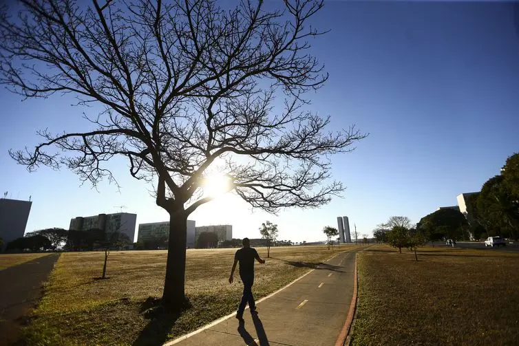 Frente fria perde força e tempo firme volta a predominar no Centro-Sul