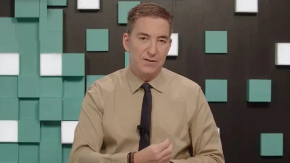 Estúdio de gravação de vídeo jornalístico com microfone profissional em destaque em primeiro plano.