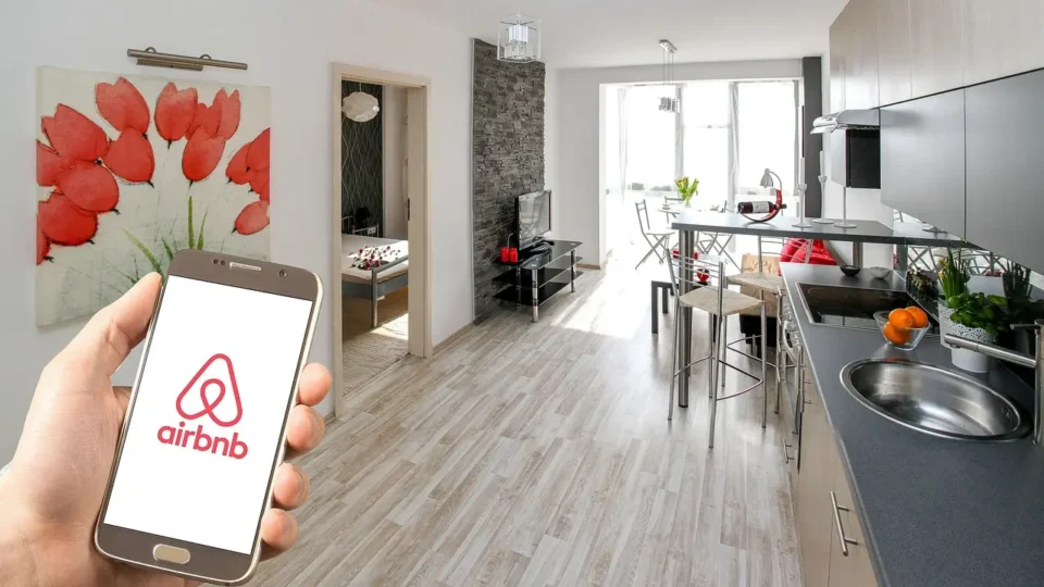 Projetos para regular Airbnb travam em câmaras municipais e no Congresso