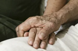 Estudo brasileiro aponta potencial de microdoses de cannabis contra Alzheimer