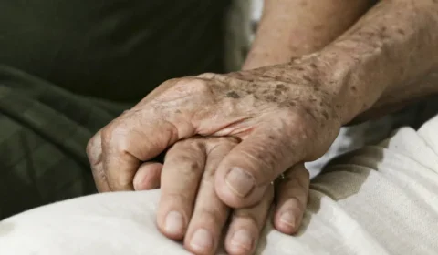 Estudo brasileiro aponta potencial de microdoses de cannabis contra Alzheimer