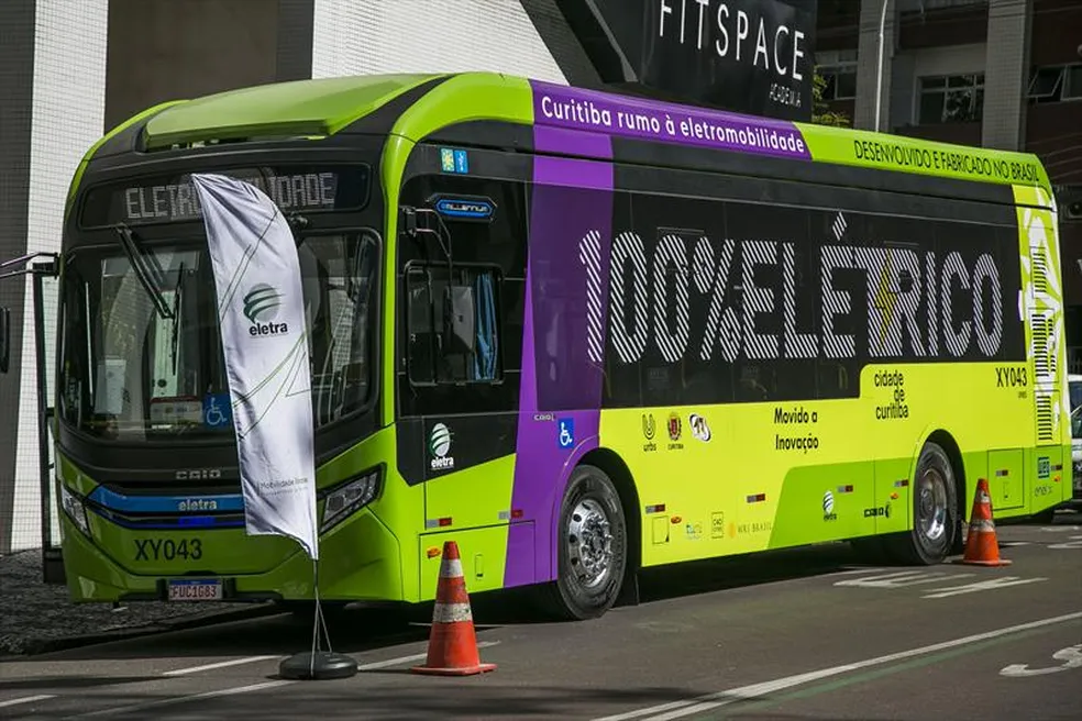 Ônibus elétrico Ônibus elétrico com passageiros está sendo testado em Curitiba (Foto: Prefeitura de Curitiba)