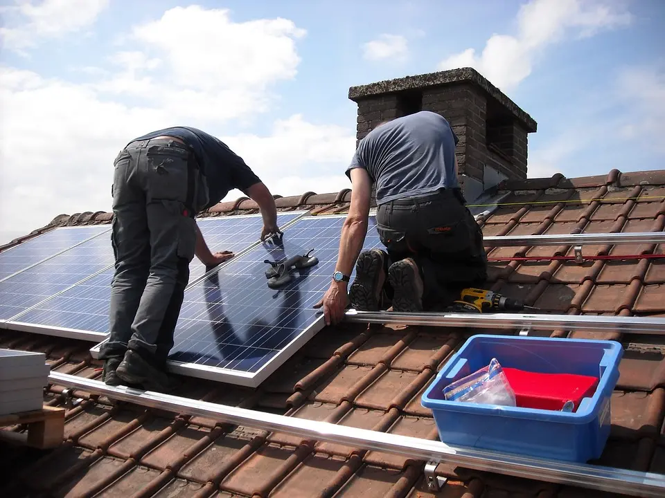 fgv Trabalho com instalação e manutenção de painéis fotovoltaicos para geração residencial de energia solar é um exemplo de emprego verde (Foto: Pixabay)