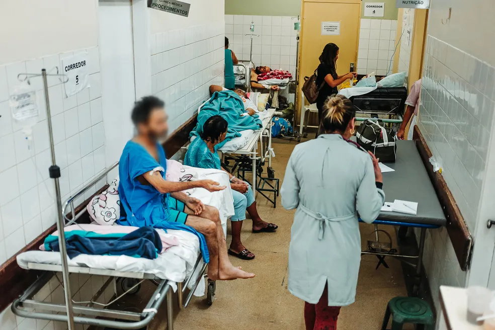 Pacientes internados nos corredores do Hospital Regional de Ceilândia