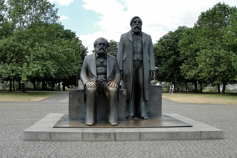 Marx e Engels Estátua em homenagem a Marx (sentado) e Engels em parque de Berlim. Crédito: Márcio Cabral de Moura/ Creative Commons