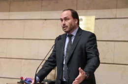 Com caso parado no MP desde 2024, Carlos pode disputar Senado sem responder por lavagem