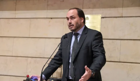 Com caso parado no MP desde 2024, Carlos pode disputar Senado sem responder por lavagem