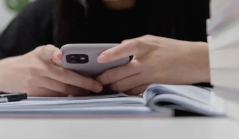Lula sanciona projeto que limita uso de celulares em escolas; entenda os principais pontos