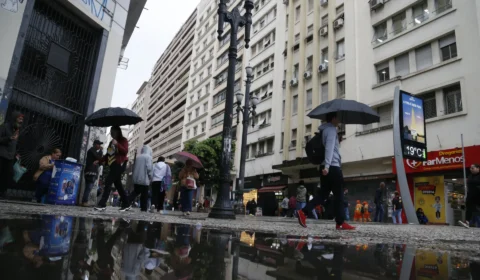 Chuva forte marca a véspera do feriado: veja como fica o tempo em todo o país