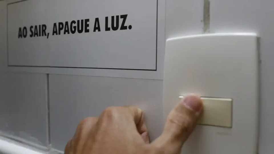 Governo prepara MP que visa a baratear conta de luz aos mais pobres
