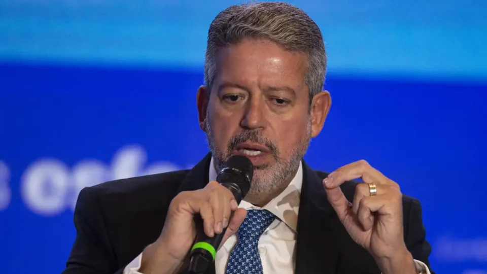 Arthur Lira finaliza esboço de projeto que amplia isenção do IR para quem ganha até R$ 5 mil