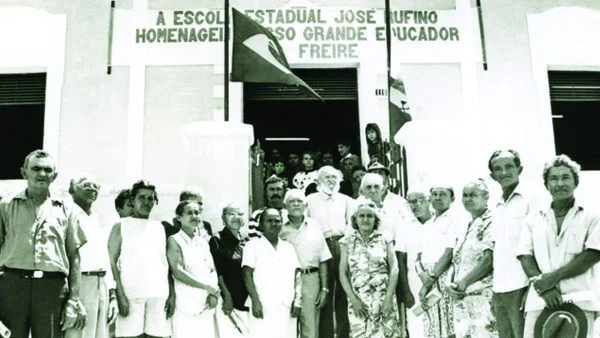paulo freire angicos Paulo Freire com estudantes em frente à escola onde aconteceram as “40 horas de Angicos”, em 1963.