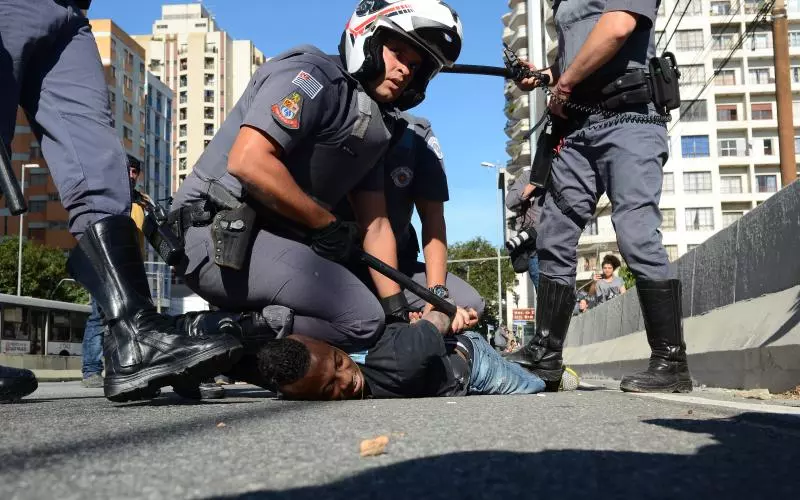 Segurança pública: abordagens policiais apontam para a população negra e pobre como a mais hostilizada. 