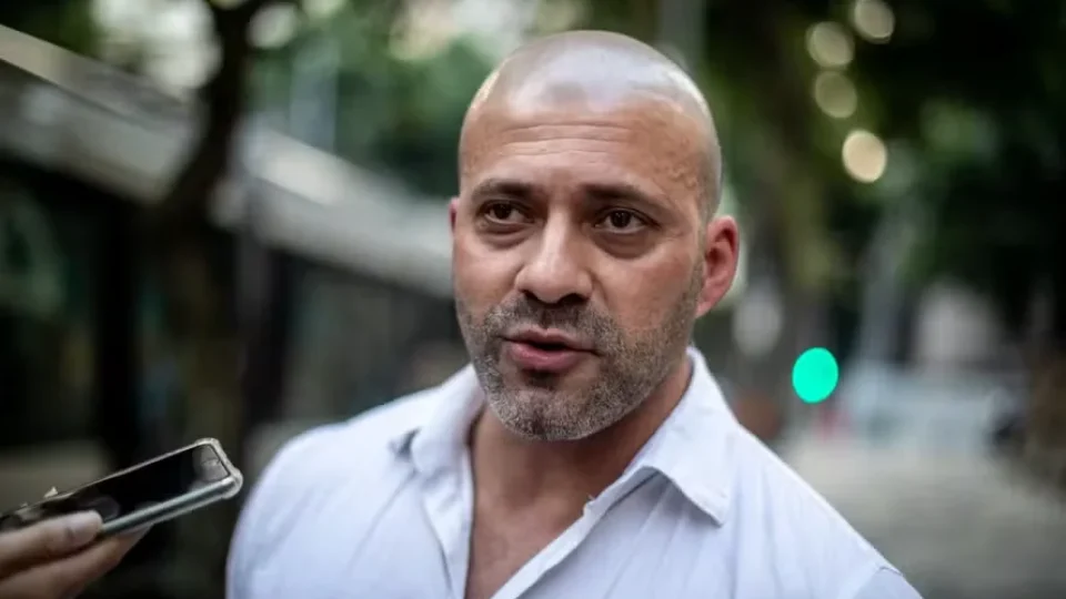 Moraes diz que Daniel Silveira passou por mais 9 lugares antes de ser preso e cobra explicação