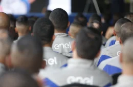 Quase 48h após queda de luz, Enel continua sem dar previsão de retorno a moradores