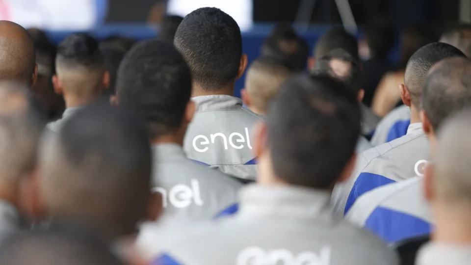Quase 48h após queda de luz, Enel continua sem dar previsão de retorno a moradores