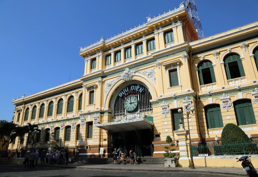 Prédio Central dos Correios em Ho Chi Minh Prédio Central dos Correios em Ho Chi Minh, antiga Saigon, mostra a influência da arquitetura europeia. Crédito: FlowComm/ Creative Commons