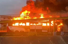 Ataque de torcedores do Palmeiras a ônibus do Cruzeiro deixa um morto e 17 feridos em SP
