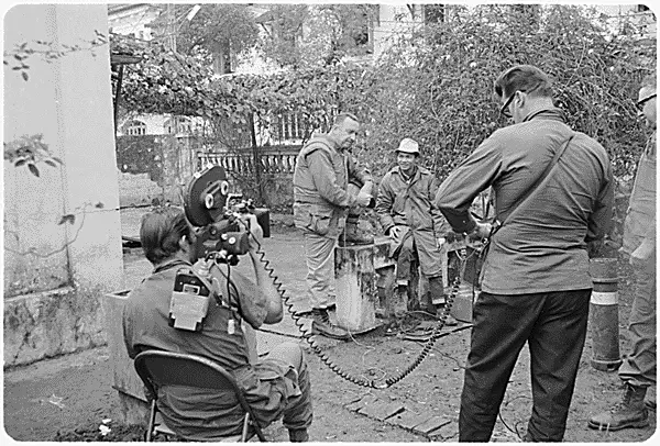 jornalismo de guerra O jornalismo de guerra, com relatos feitos diretamente do fronte, se expandiu muito durante a Guerra do Vietnã. Crédito: Arquivo Nacional dos Estados Unidos/ Creative Commons