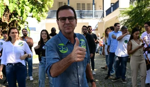 Sensacionalista: Eduardo Paes acende uma vela pra Deus e outra pra Silas Malafaia