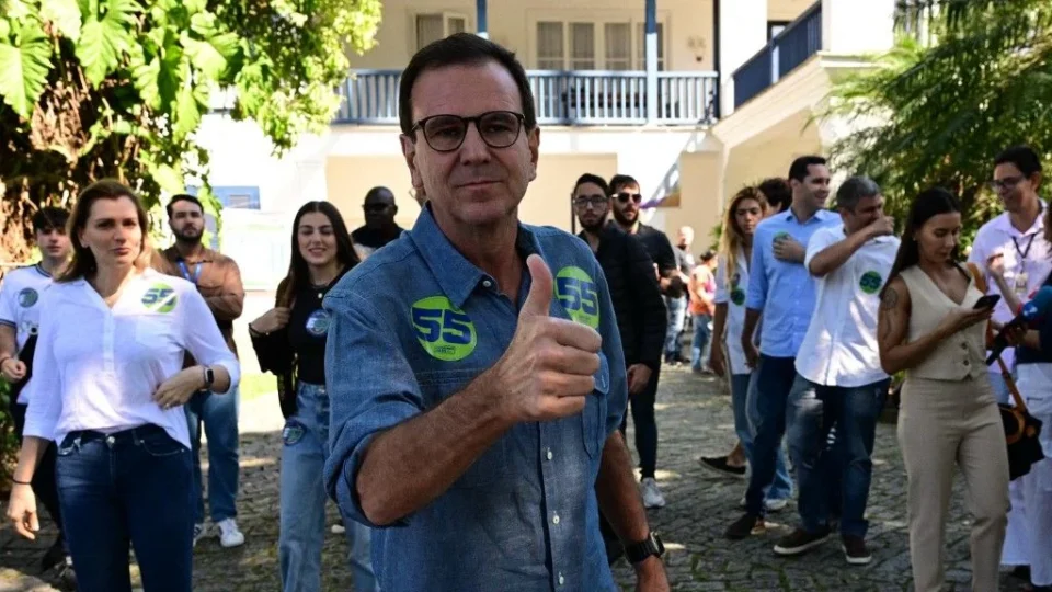 Sensacionalista: Eduardo Paes acende uma vela pra Deus e outra pra Silas Malafaia