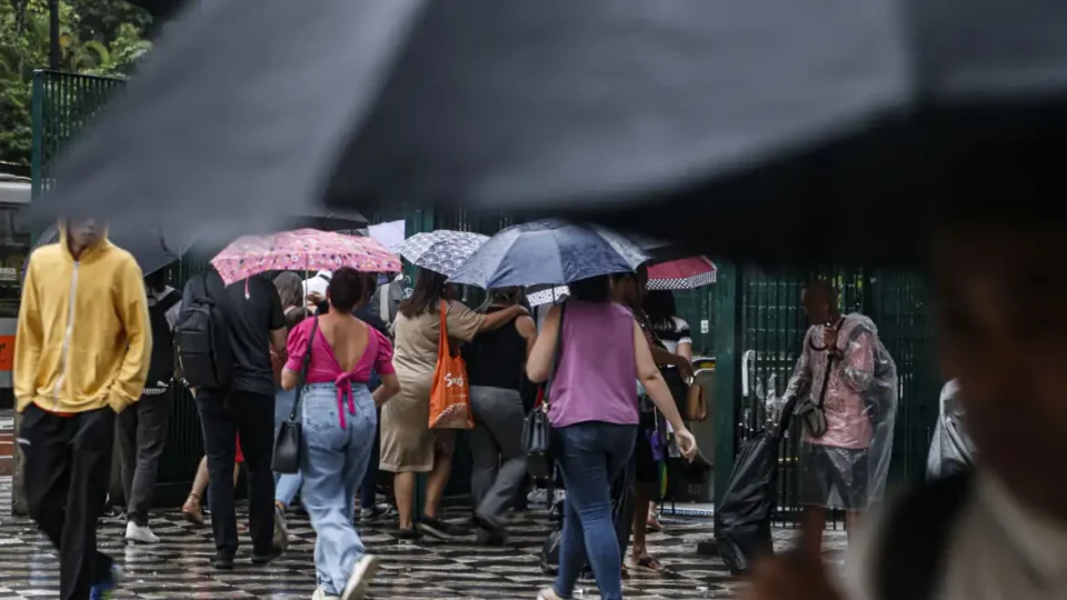 Previsão do tempo: Frente fria avança e fim de semana começa com alertas de tempestade