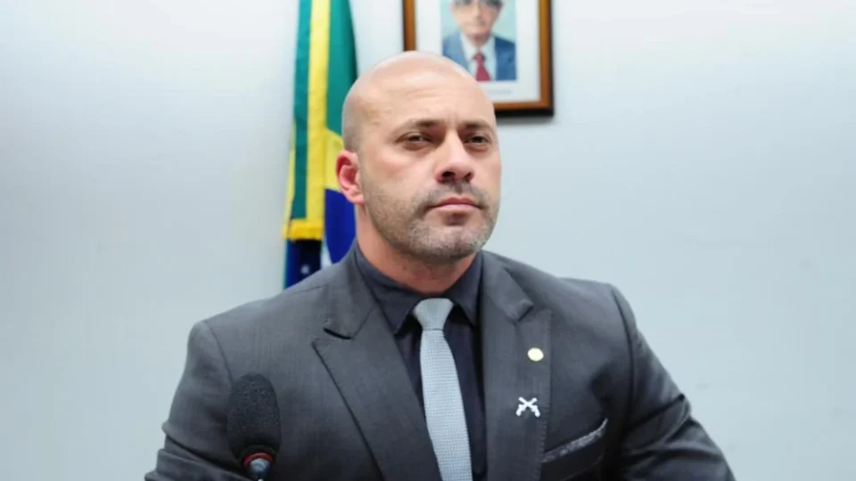 Alexandre de Moraes autoriza Daniel Silveira a cumprir pena em regime aberto com tornozeleira