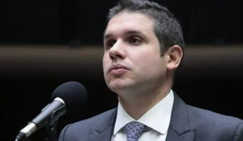 Hugo Motta deve desculpas ao Brasil