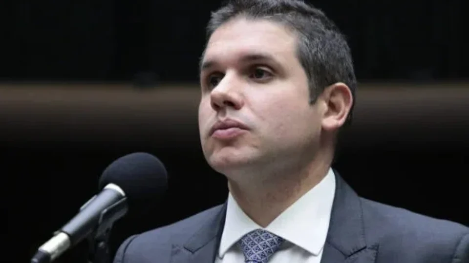 Hugo Motta some após atos contra PEC da Bandidagem