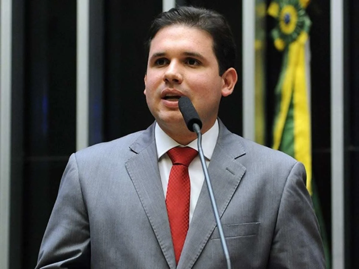 Motta reage a críticas, propõe revisão de isenções e admite mudanças no acordo sobre IOF