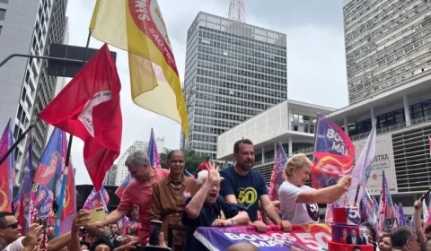 Na Av. Paulista, Boulos pede esforço por virada: ‘A gente tem 24 horas para virar voto’