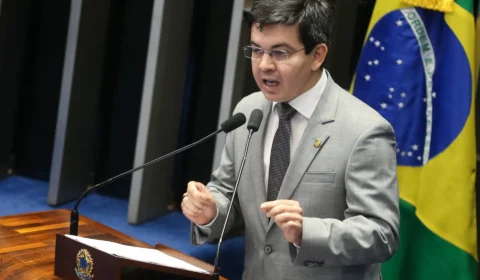 Randolfe: Oposição trava Congresso e impede isenção do IR para 10 milhões de brasileiros