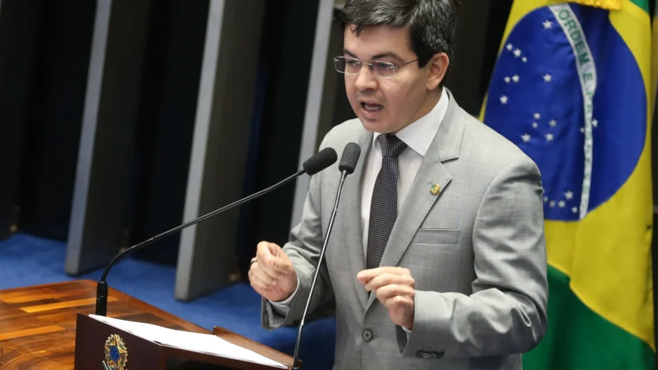 Randolfe: Oposição trava Congresso e impede isenção do IR para 10 milhões de brasileiros