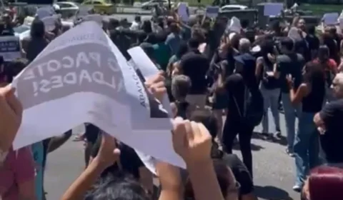Professores em greve no RJ fazem manifestação e são reprimidos pela PM
