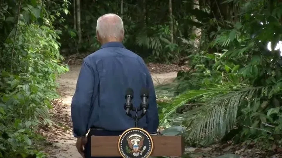 Michael Moore critica ‘legado belicista’ de Biden em carta