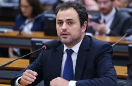 Depoimento de Glauber foi uma das bases para decisão de Dino sobre assessora de Lira