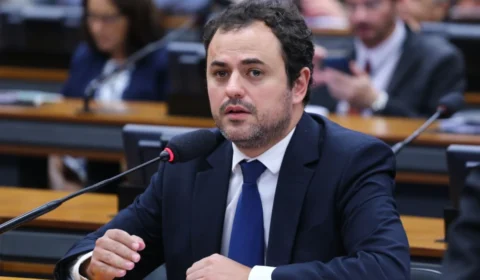 Depoimento de Glauber foi uma das bases para decisão de Dino sobre assessora de Lira