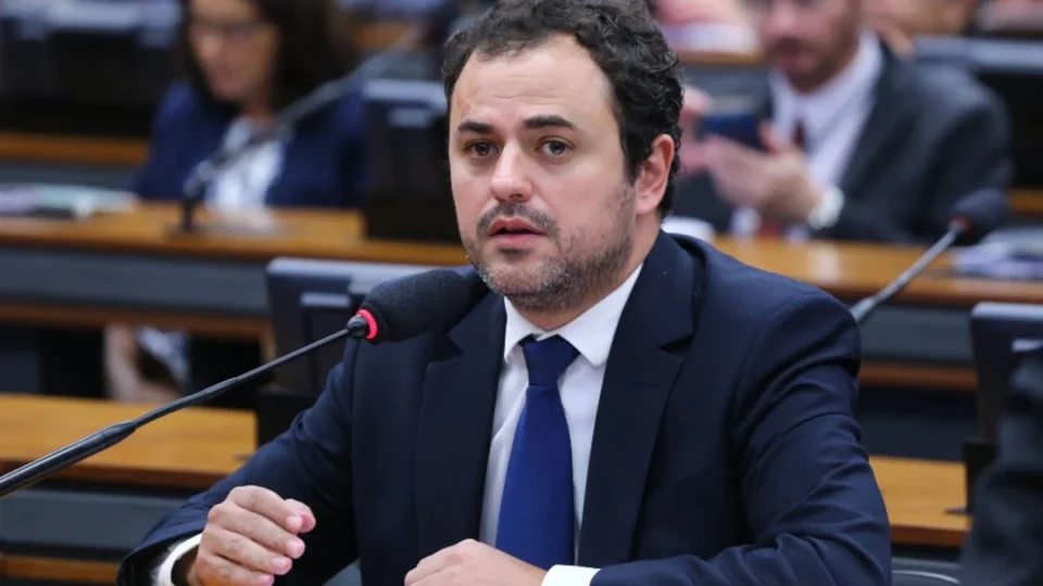 Glauber Braga abre mão de testemunhas em processo de cassação; defesa de Erundina emociona