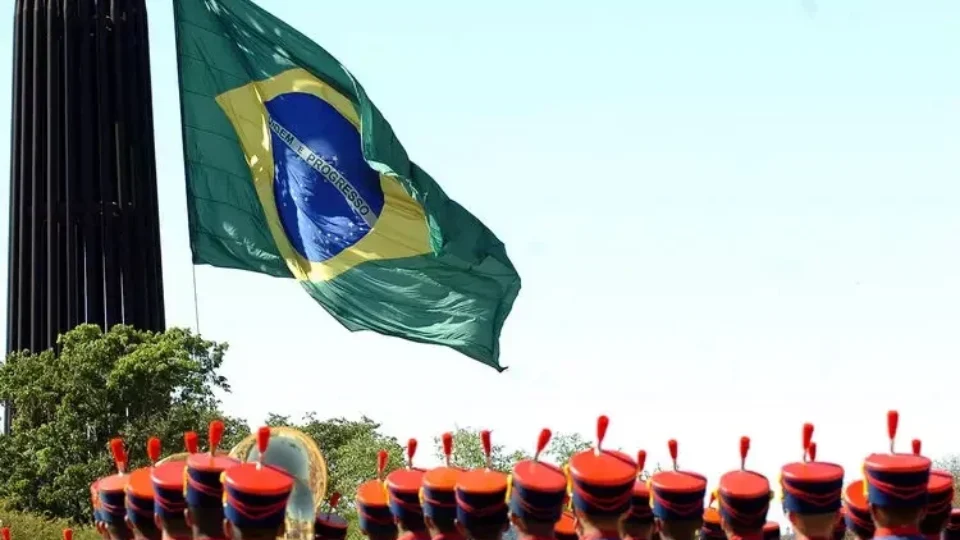 Patriotismo: amor à pátria ou idolatria cega aos símbolos errados?