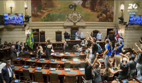 Servidores invadem o plenário da Câmara do Rio e encerram a votação; veja o vídeo